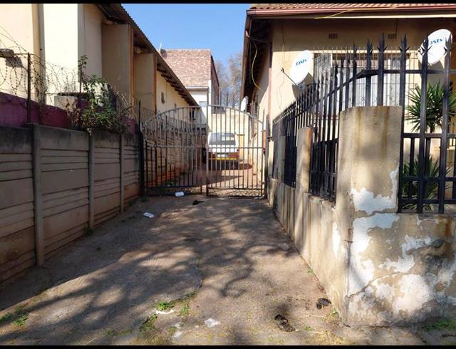 10 BEDROOM HOUSE FOR SALE IN YEOVILLE